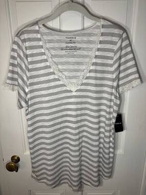 NWT NEW Torrid 00 Gray White Striped V-Neck Short Sleeve Lace Trim Classic Fit